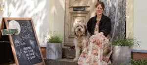 frau-dominique-heino-hund-treppe-hundeladen-kyritz